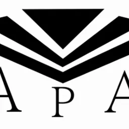 Logo firmy APA z abstrakcyjnym motywem półkola i klinów nad napisem.