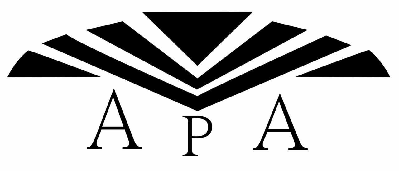 Logo firmy APA z abstrakcyjnym motywem półkola i klinów nad napisem.