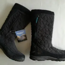 Para czarnych, ocieplanych butów zimowych marki Salomon z metką informacyjną na białym tle.