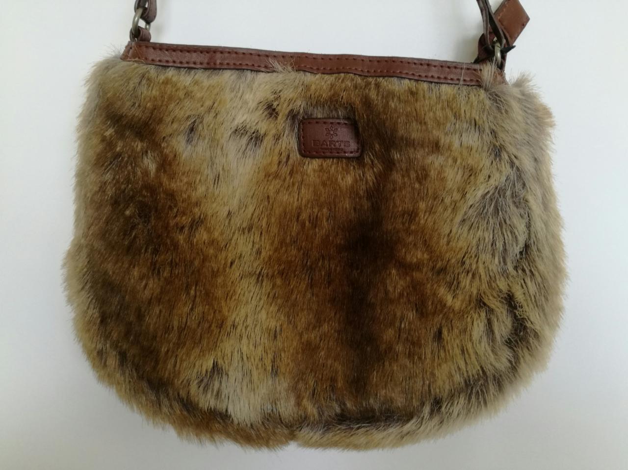 Brązowa torebka z imitacji futra z brązowymi skórzanymi wykończeniami i paskiem na ramię, na białym tle.