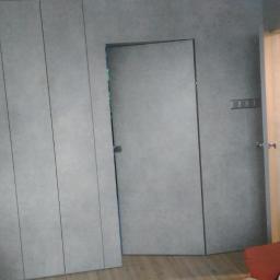 Zabudowa ściany szafy wnękowej oraz drzwi