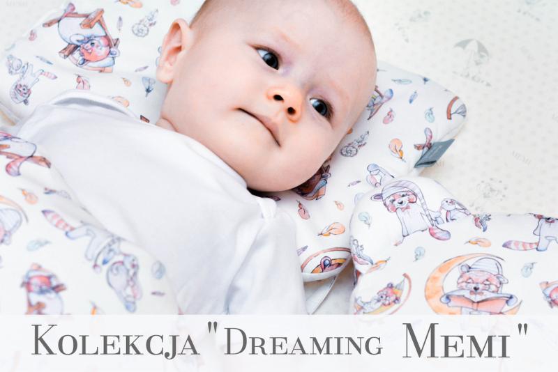Niemowlę leżące na poduszce ortopedycznej z motywem śpiących zwierzątek z kolekcji Dreaming Memi.