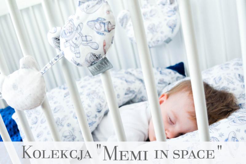 Śpiące dziecko w łóżeczku z karuzelą z motywem kosmicznym, Wrocław. Pościel i zabawki z kolekcji 'Memi in Space'.