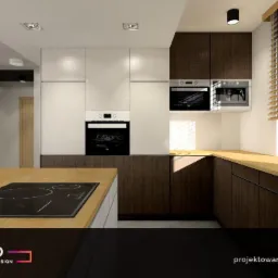 Wizualizacja kuchni z drewnianym blatem, biało-brązowymi szafkami, płytą indukcyjną na wyspie i drewnianymi żaluzjami w oknie.