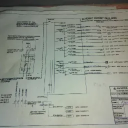 Schemat ideowy zasilania budynku mieszkalnego w Mierzynie, zawierający szczegółowe obliczenia i oznaczenia elektryczne, w tym parametry zasilania, typy kabli i zabezpieczeń.