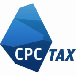 Logo firmy CPC/TAX przedstawiające niebieski, trójwymiarowy kryształ w odcieniach błękitu i granatu, z napisem CPC/TAX w kolorze białym i granatowym po prawej stronie.
