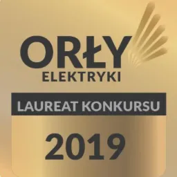 Złota odznaka 'Orły Elektryki' - Laureat Konkursu 2019, z symbolizującymi błyskawice paskami w prawym górnym rogu.