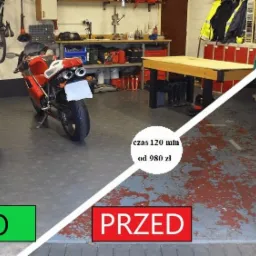 Warsztat z dwoma motocyklami, widok podłogi podzielony ukośną linią: po lewej stronie szara, czysta posadzka, po prawej stronie podłoga z plamami czerwonej farby, z napisami 'PO' i 'PRZED'.