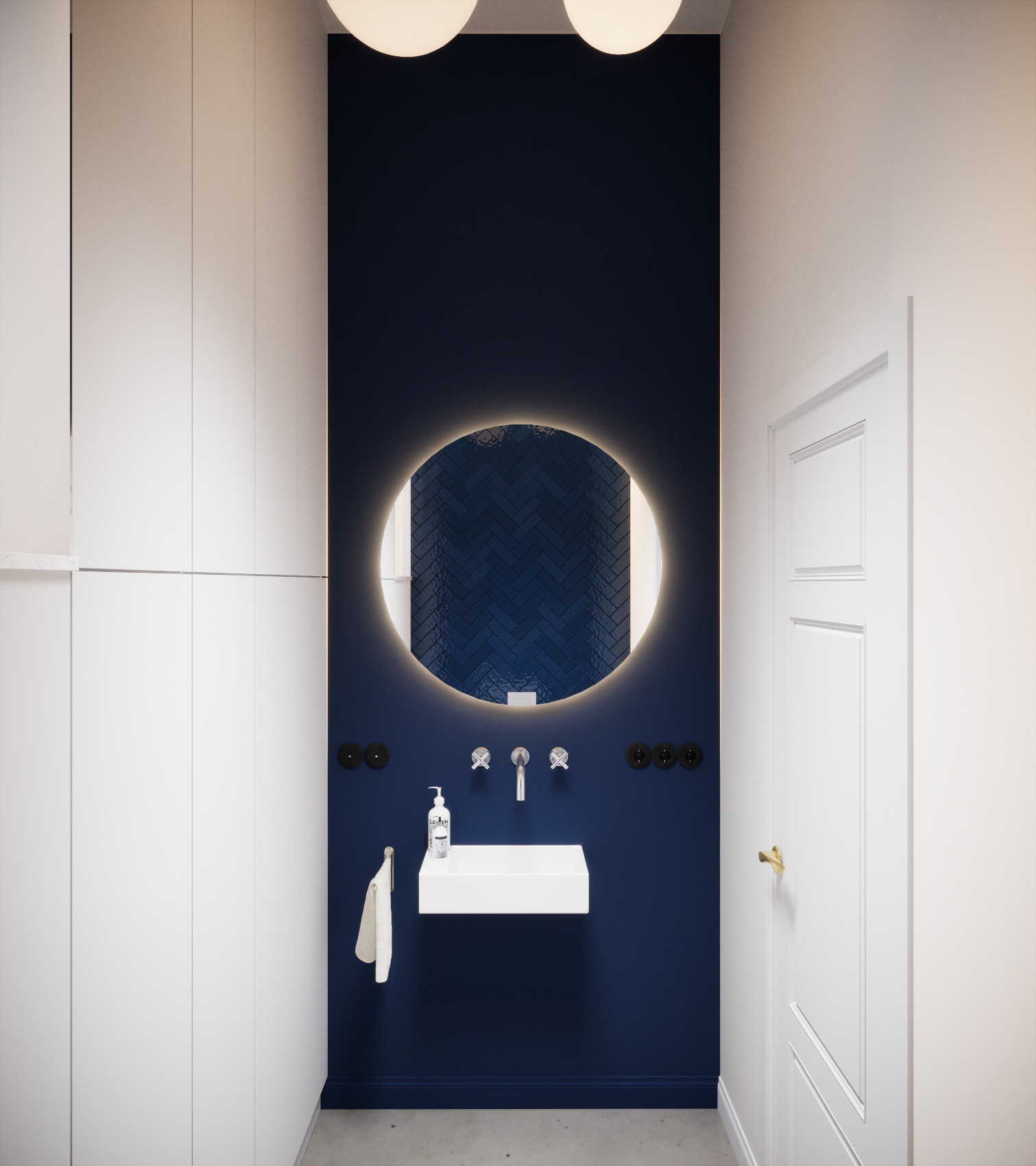 Nowoczesna łazienka w odcieniach bieli i granatu, z okrągłym lustrem podświetlanym LED, minimalistyczną umywalką i armaturą w stylu retro.