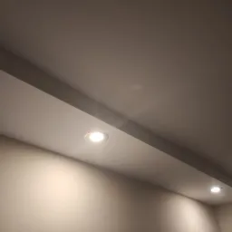 Sufit podwieszany z oświetleniem punktowym LED w nowoczesnym wnętrzu, widok z dołu.