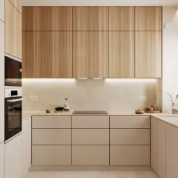 Minimalistyczna kuchnia w beżach i drewnie: zabudowa meblowa, sprzęt AGD w zabudowie, oświetlenie LED podszafkowe, kamienny blat i podłoga. Nowoczesny design.