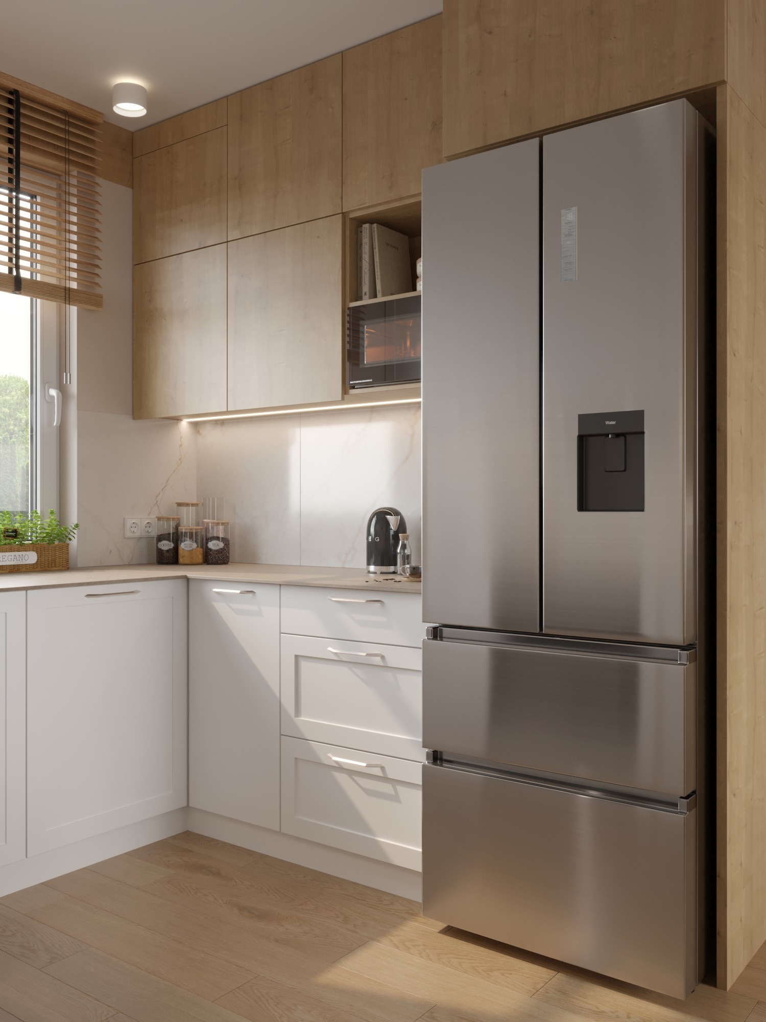 Jasna kuchnia z drewnianymi i białymi szafkami, marmurowym blatem oraz dużą, nowoczesną lodówką z dozownikiem wody. Roślina w koszyku na parapecie.