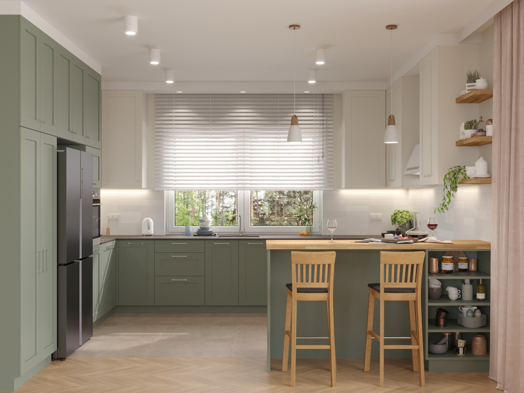 Jasna kuchnia w odcieniach zieleni i beżu z drewnianym blatem, hokerami i oknem z żaluzjami. Widoczne oświetlenie punktowe i dekoracyjne półki z akcesoriami.