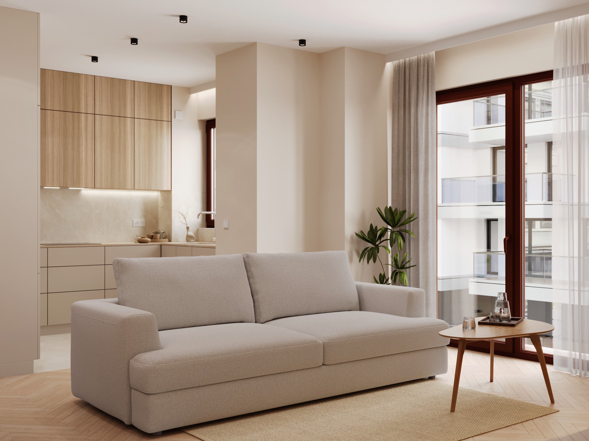 Jasny salon z beżową sofą, drewnianym stolikiem i otwartą kuchnią w neutralnych barwach. Widok na budynek przez okno z brązową ramą i zwiewnymi zasłonami.