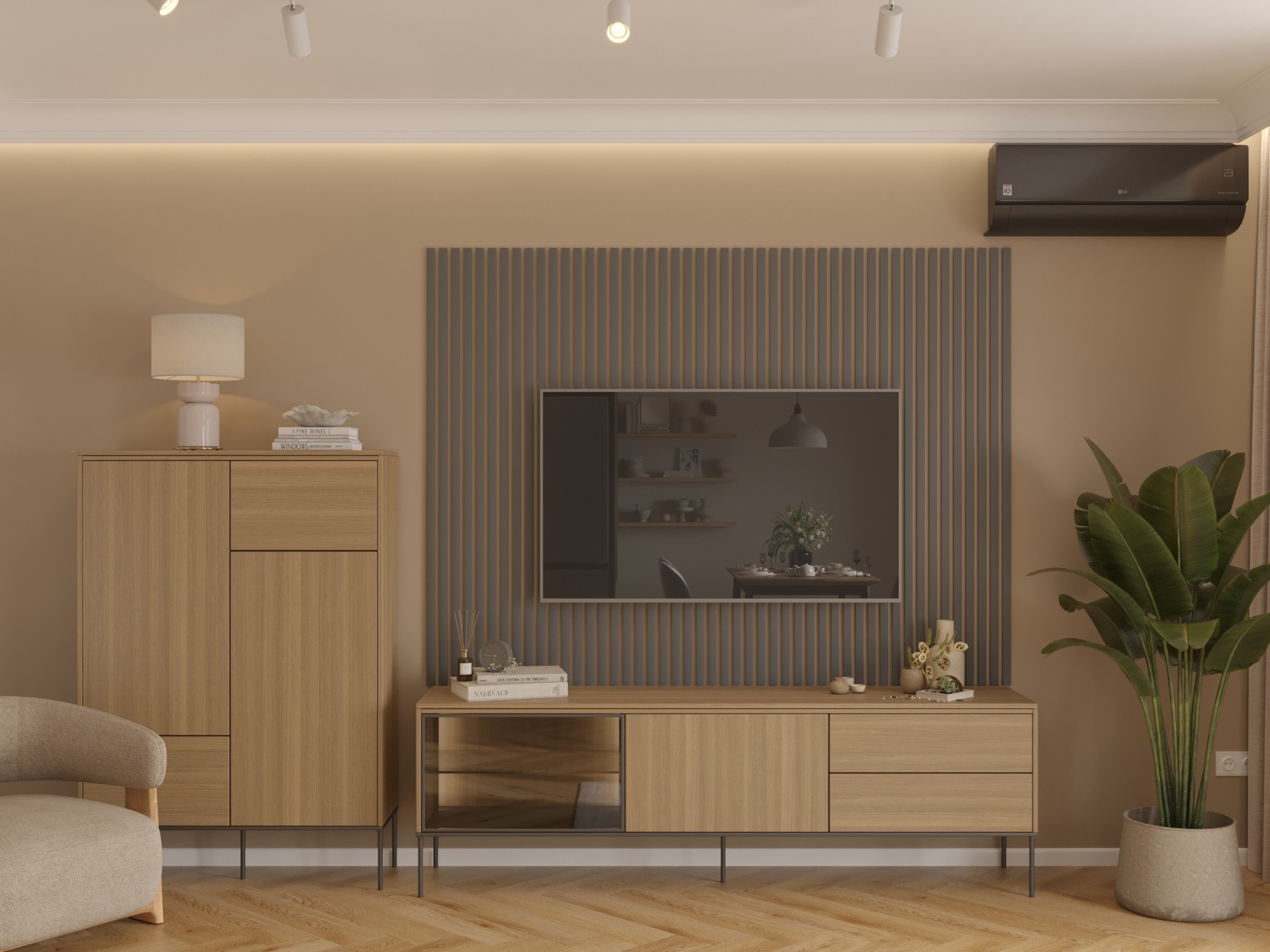 Beżowe wnętrze salonu z drewnianą podłogą w jodełkę. Na ścianie telewizor otoczony dekoracyjnymi panelami. Obok szafka RTV i wysoka komoda z lampą.