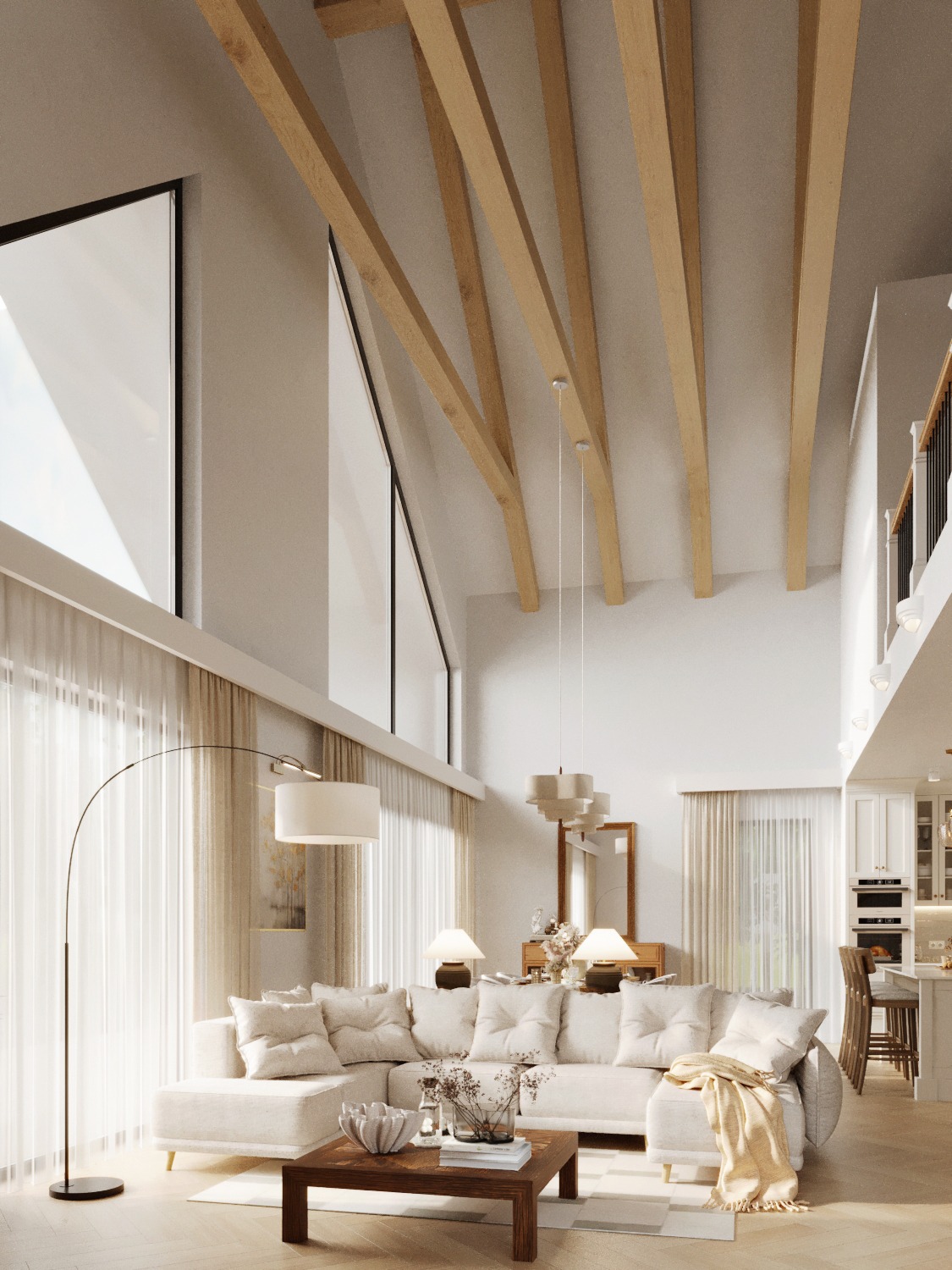 Jasny salon z wysokim stropem, drewnianymi belkami i dużymi oknami. Kremowa sofa narożna, drewniany stolik kawowy i łukowa lampa podłogowa tworzą przytulną przestrzeń.