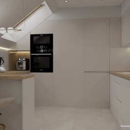 JLStudio Projekt - Kuchnia w kolorystyce Seashell i białym. Zabudowa spiżarki za drzwiami ukrytymi