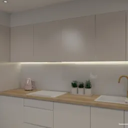 Wizualizacja minimalistycznej kuchni z jasnymi szafkami, drewnianym blatem i złotą armaturą, oświetlona listwą LED pod szafkami górnymi.