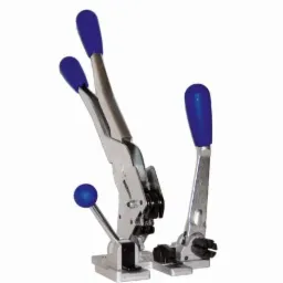 Dwa ręczne napinacze do taśm stalowych lub polipropylenowych z niebieskimi uchwytami na białym tle.