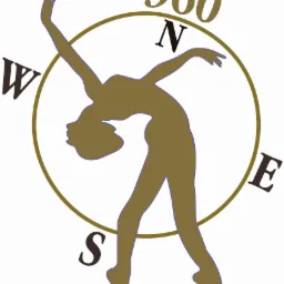 Sylwetka tancerki w pozie odchylenia do tyłu, wpisana w okrąg kompasu z kierunkami świata, stylizowana grafika w kolorach beżowym i brązowym.