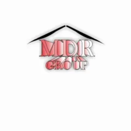 Logo firmy MDR Group z symbolem dachu nad napisem, gradient czerwieni na białym tle.
