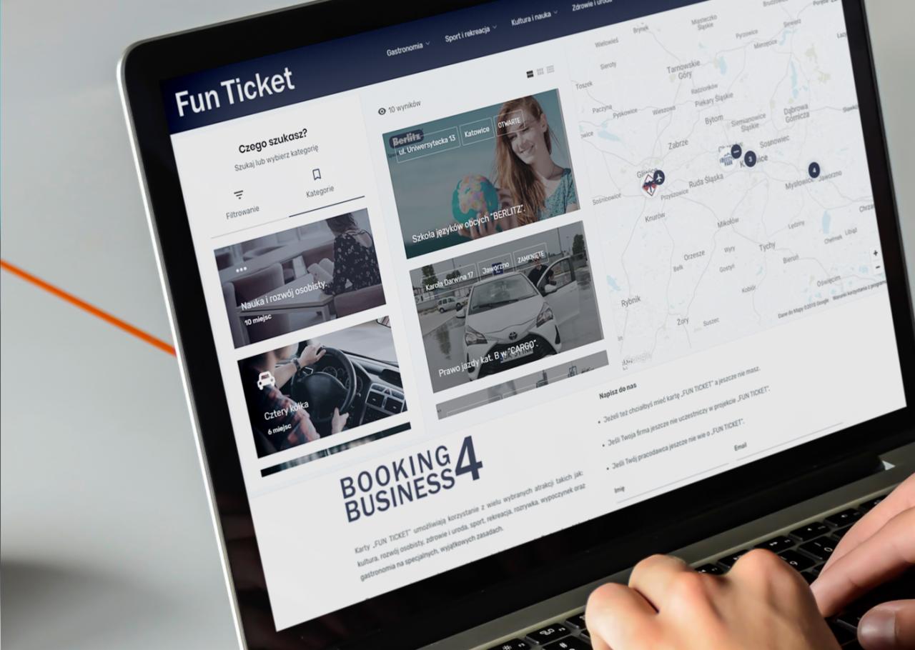 Osoba korzysta z laptopa, na ekranie wyświetlona strona internetowa Fun Ticket z mapą i ofertami edukacji, nauki jazdy oraz rozwoju osobistego.