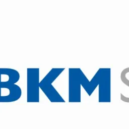 Ilustracja logo firmy BKM SERWIS z graficznym symbolem wózka widłowego w kolorze niebieskim i szarym, na białym tle. Logo jest czytelne i profesjonalne.