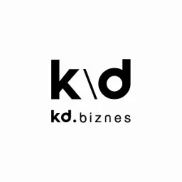 Minimalistyczne logo 'kd' z ukośnikiem zamiast litery 'i' i dopiskiem 'kd.biznes' poniżej, czarne na białym tle.