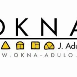 Logo firmy Okna J. Aduło z graficznymi symbolami okien, nazwa firmy nad symbolem okien, a adres strony internetowej pod symbolem okien.