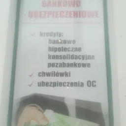 Tablica reklamowa Centrum Bankowo-Ubezpieczeniowego z listą kredytów (bankowe, hipoteczne, konsolidacyjne, pozabankowe, chwilówki) i ubezpieczeń OC, poniżej dłoń w garniturze trzymająca plik...