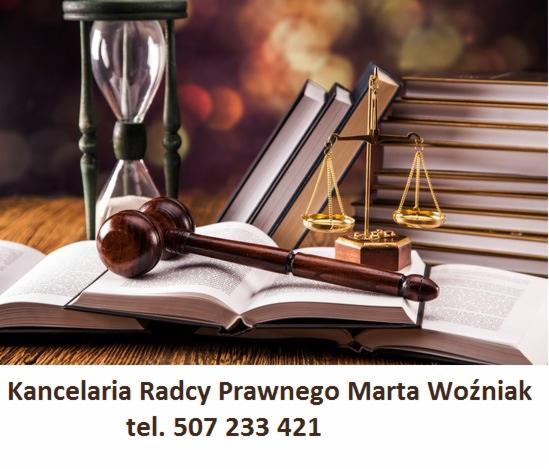 Symboliczny wizerunek prawa: drewniany młotek sędziowski leżący na otwartej książce, w tle waga sprawiedliwości, klepsydra i stos książek, na drewnianym blacie.