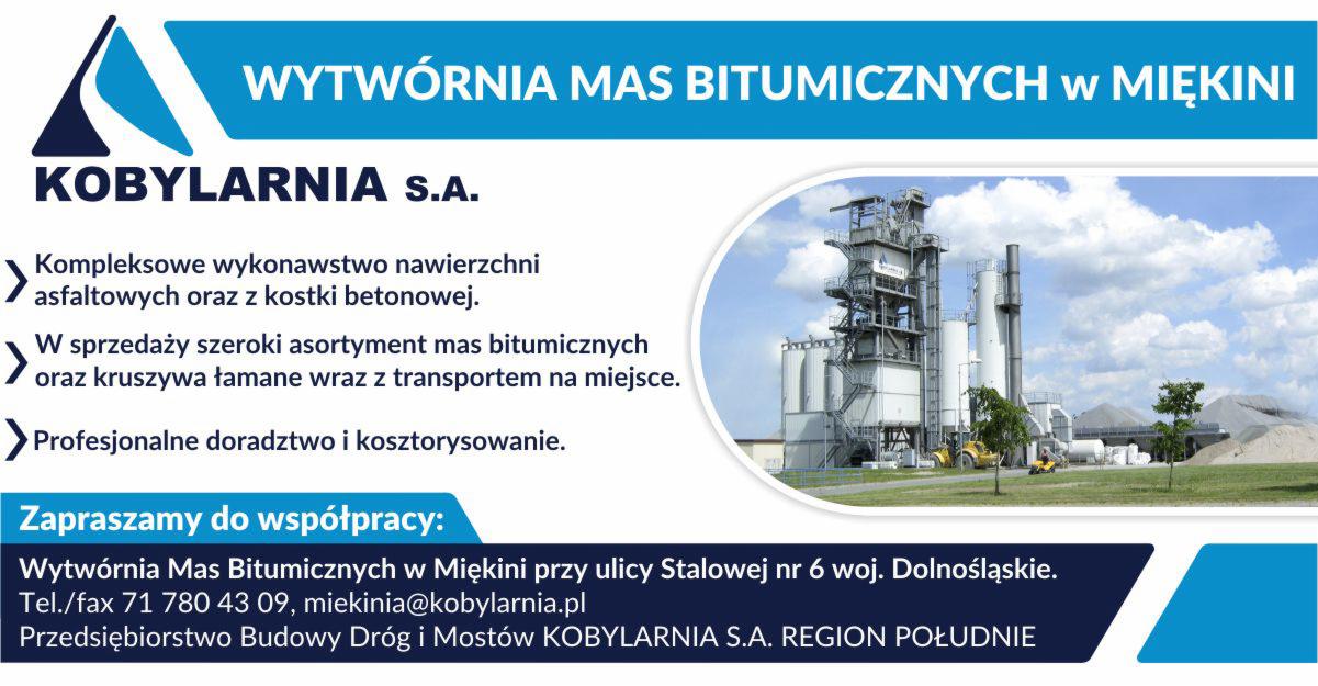 Zdjęcie przedstawia wytwórnię mas bitumicznych w Miękini, należącą do firmy Kobylarnia S.A., z widocznymi silosami, kominami i składowiskiem kruszywa na tle błękitnego nieba z chmurami.