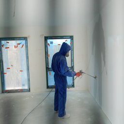 Wykonujemy gladzie oraz malowanie natryskowo. 