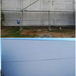 Dwu-częściowe ujęcie ściany budynku w trakcie prac: górna część pokazuje szarą, częściowo zabrudzoną ścianę z rusztowaniem, a dolna część przedstawia świeżo pomalowaną, jasną ścianę z widoczną...