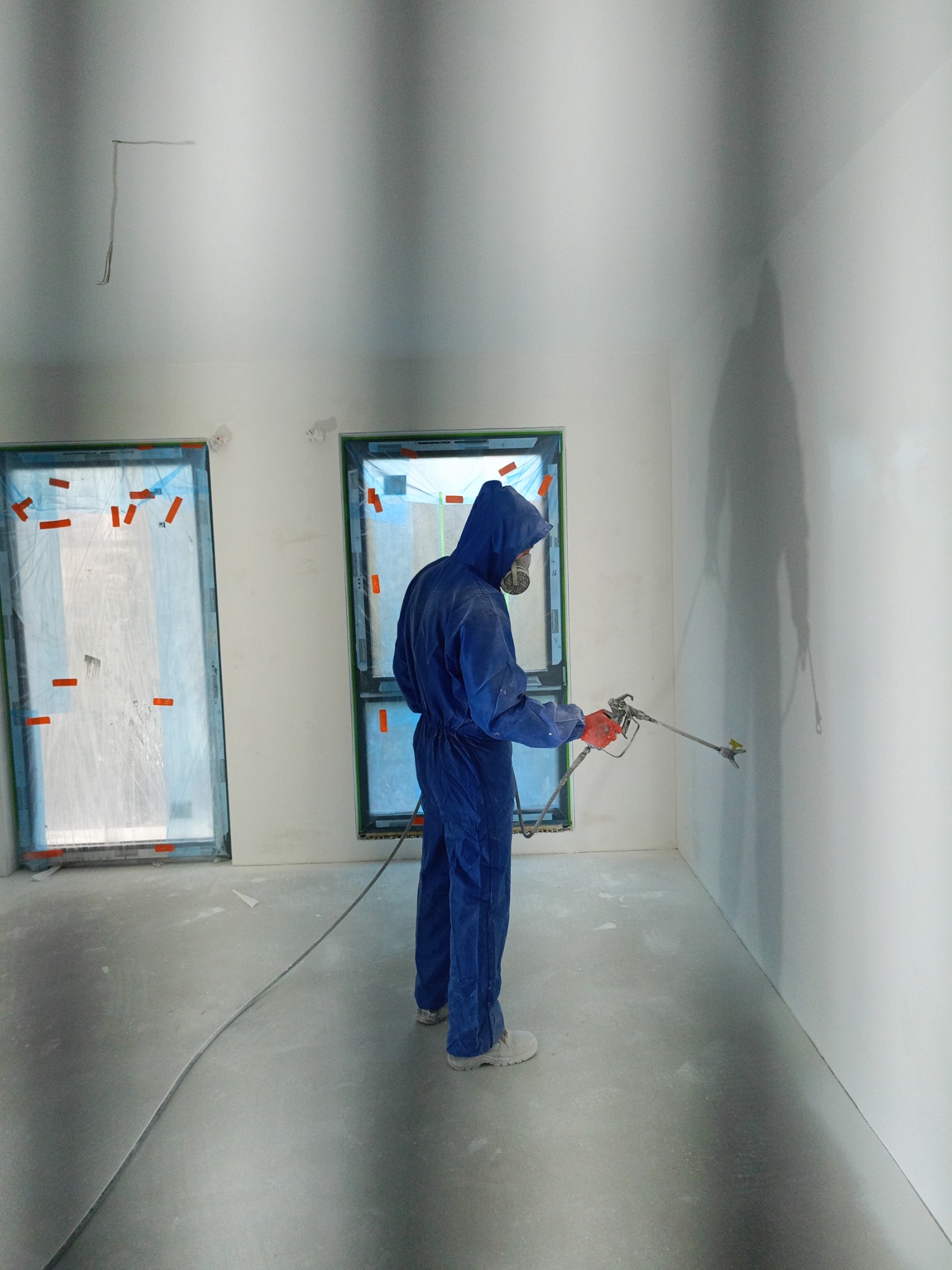 Wykonujemy gladzie oraz malowanie natryskowo.