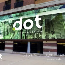 Billboard reklamowy z grafiką przedstawiającą grupę ludzi siedzących przed starym sklepem, nałożony na budynek, z logo 'dot studio reklamy' na dole. Siatka MESH z ceną 30,00 zł netto / m2.