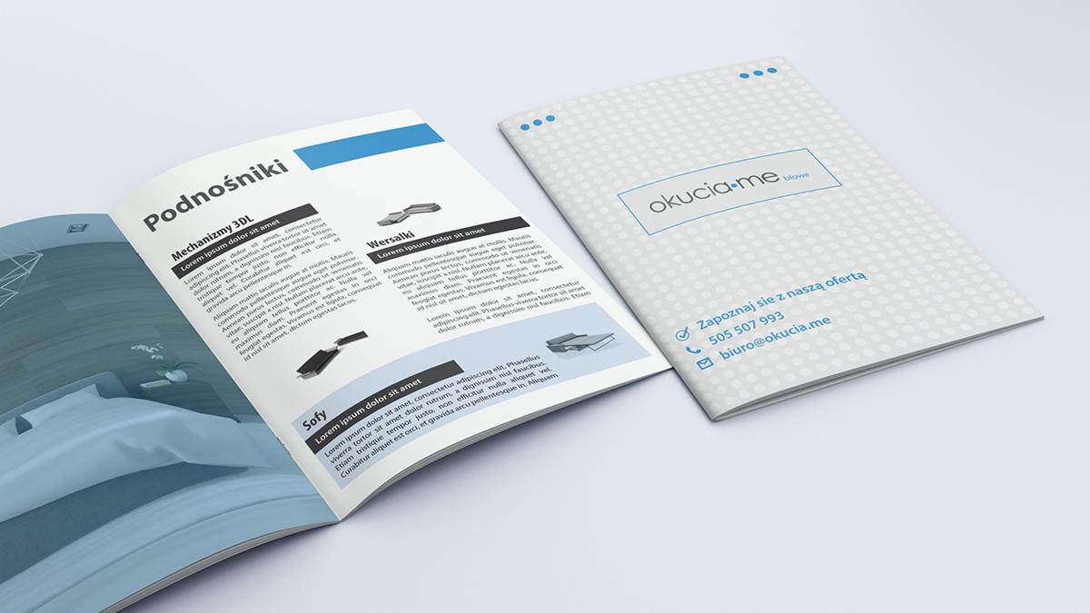 Katalog produktowy Okucia.me otwarty na stronie z podnośnikami i sofami, obok zamknięty katalog z danymi kontaktowymi firmy.