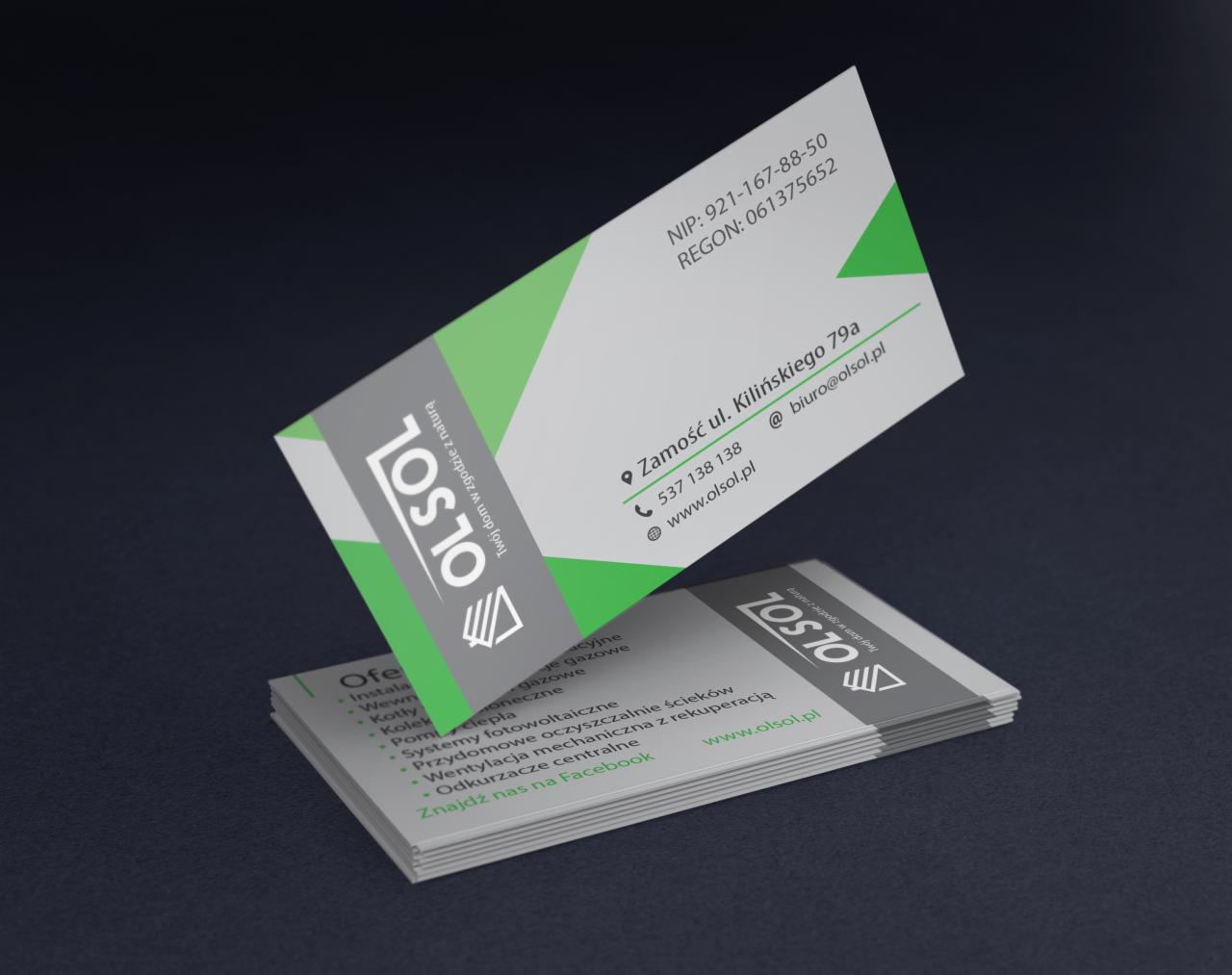 Wizytówka firmy Olsol z logo i danymi kontaktowymi, ułożona na stosie identycznych wizytówek, z widocznymi elementami graficznymi w kolorach zieleni i szarości.
