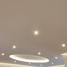 Gfk Design Grzegorz Kowalski - Biały sufit z owalnym podświetleniem LED i punktowymi lampami, widok na białe ściany, drzwi i okno balkonowe. Nowoczesne wykończenie wnętrza.