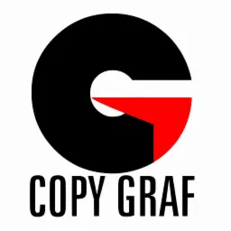 Logo firmy Copy Graf: czarny okrąg z wyciętym białym półkolem i czerwonym elementem przypominającym strzałkę, napis COPY GRAF pod spodem.