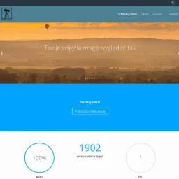 Strona internetowa fotografa z krajobrazem o wschodzie słońca w tle, menu nawigacyjne u góry, sekcja 'Poznaj mnie' z przyciskiem i statystyki dotyczące wykonanych zdjęć.