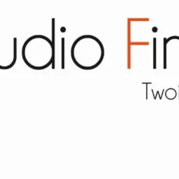 Logo firmy Studio Finans&oacute;w z abstrakcyjnym symbolem w kolorach szarym i pomarańczowym oraz hasłem 'Twoi Doradcy Finansowi'.