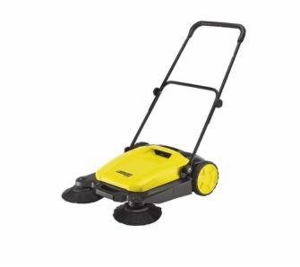 Żółto-czarna zamiatarka ręczna z obrotowymi szczotkami bocznymi i regulowanym uchwytem na białym tle.