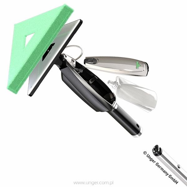Rozłożony zestaw do mycia okien marki Unger, z zieloną nakładką z mikrofibry, uchwytem, dozownikiem i przedłużką, na białym tle.