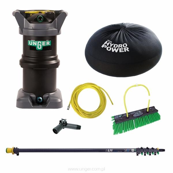 Zestaw do mycia okien na wysokości: filtr wody Unger HydroPower, szczotka z dyszami, teleskopowy kij z regulacją długości oraz zwinięty żółty wąż.