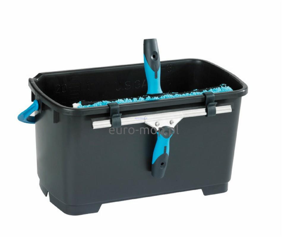 Czarny, plastikowy pojemnik z miarką, zawierający niebieski mop i ściągaczkę do okien z niebieską rączką, na białym tle.
