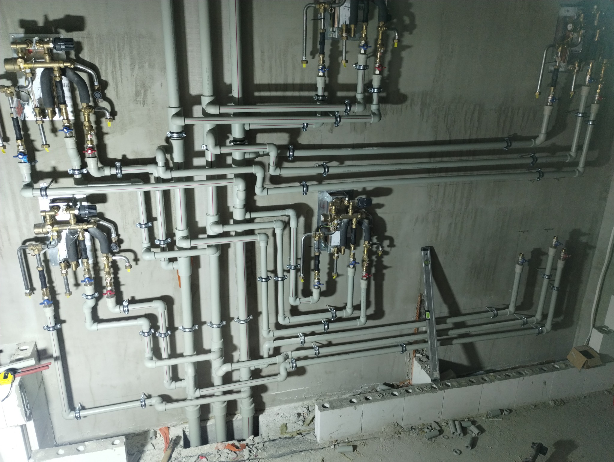 Piony z logotermami.