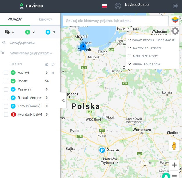 Interfejs aplikacji Navirec do monitoringu GPS pojazdów z mapą Polski, zaznaczone opcje: pokaż krótką informację, nazwy pojazdów, grupa pojazdów, widoczne ikony pojazdów i kierowców, lista pojazdów...
