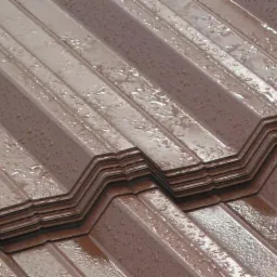 Stos brązowej, trapezowej blachy z widocznymi kroplami wody na powierzchni, ułożonej warstwami.