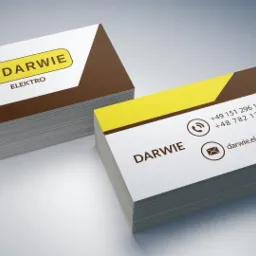 Dwa stosy wizytówek firmy DARWIE ELEKTRO z danymi kontaktowymi, w tonacji brązowo-żółtej na białym tle.